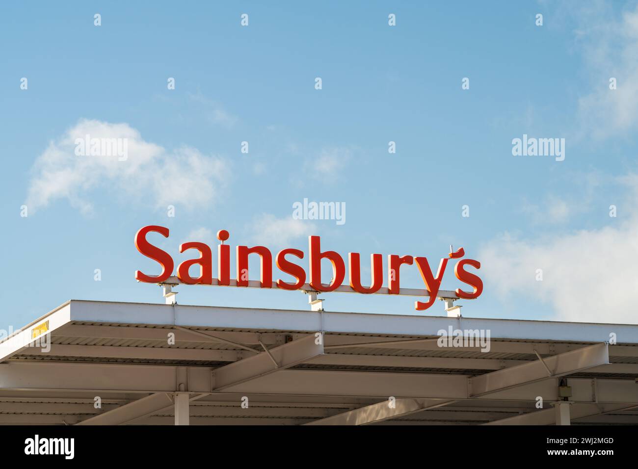 Wolverhampton, Angleterre – 12 février 2024 : signalisation de la chaîne de supermarchés britannique Sainsburys sur le toit d'une station-service Banque D'Images