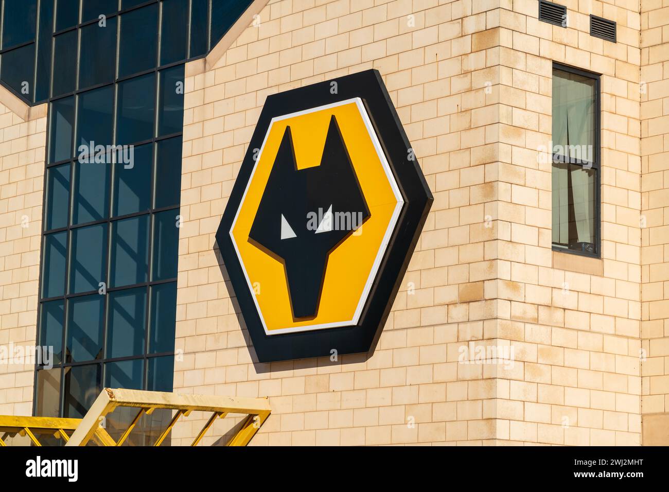 Wolverhampton, Angleterre – 12 février 2024 : façade de l'équipe de football britannique Wolverhampton Wanderers au centre du logo de l'équipe Banque D'Images