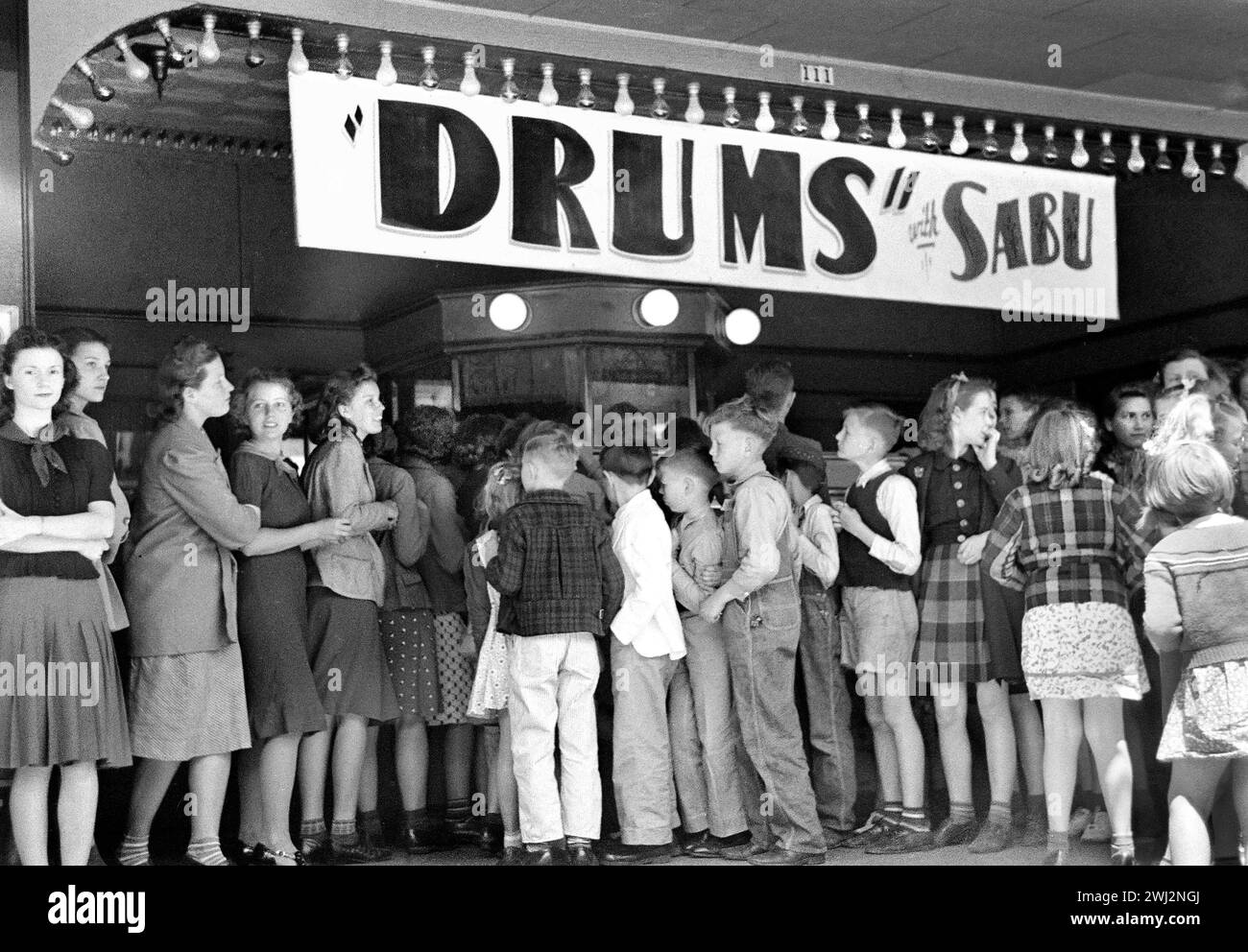 Groupe d'écoliers attendant d'entrer dans les films, San Augustine, Texas, USA, Russell Lee, U.S. Farm Security Administration, avril 1939 Banque D'Images