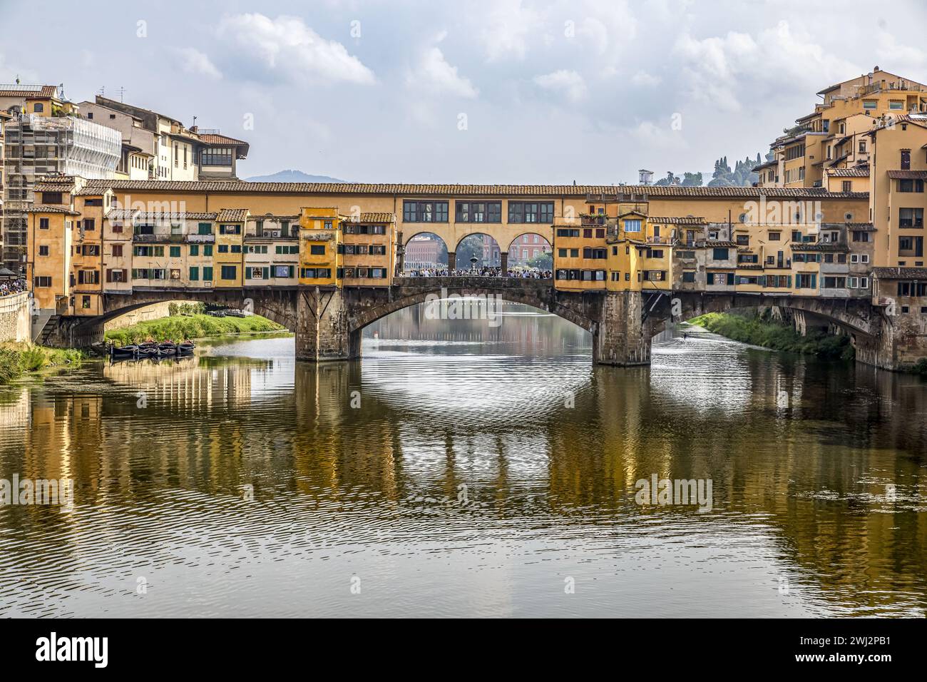 Le Ponte Vecchio est un pont médiéval en arche segmentaire en pierre fermée sur l'Arno, à Florence, en Italie Banque D'Images