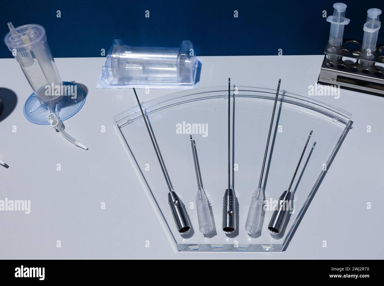 Schwerin, Allemagne. 12 février 2024. Des pièces du dispositif Body-jet Evo pour la liposuccion du corps humain sont assemblées chez Human Med AG. L’entreprise basée à Schwerin et l’Université et le Centre médical universitaire Rostock travaillent ensemble sur ce projet. Le dispositif utilise des vibrations ou un jet d'eau pour aspirer la graisse du corps humain et est utilisé dans le traitement chirurgical du lipoœdème, un trouble de la distribution de graisse. Crédit : Jens Büttner/dpa/Alamy Live News Banque D'Images