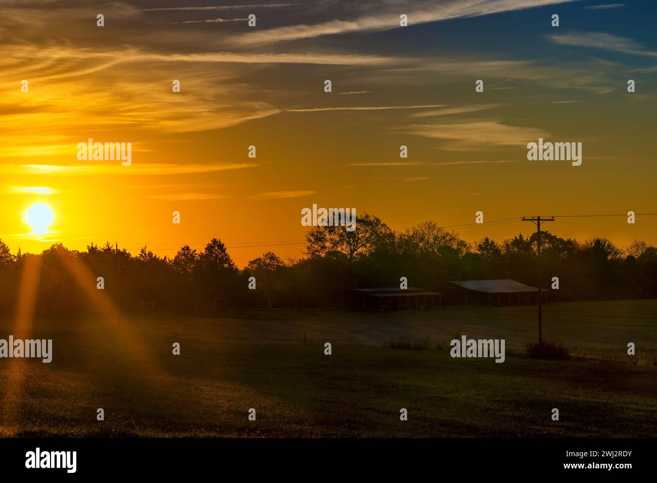 Lever de soleil matinal sur des terres agricoles dans la Virginie rurale, États-Unis. Banque D'Images