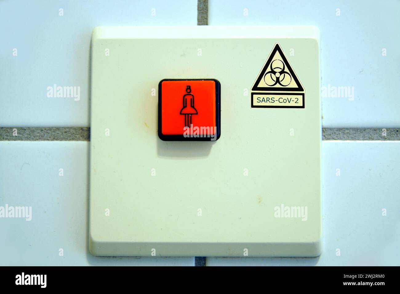 Symbole d'appel d'urgence du coronavirus dans les maisons de retraite, les hôpitaux ou les cliniques médicales. icône, panneau d'avertissement Banque D'Images