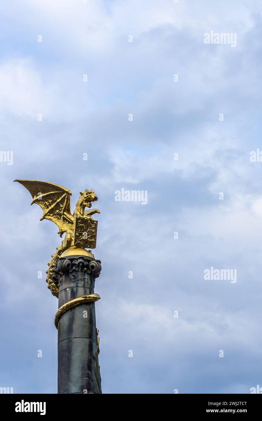 Fontaine de dragon (drakenfontein), un dragon doré assis au sommet d'un poteau à côté de la gare de 's-Hertogenbosch. Banque D'Images