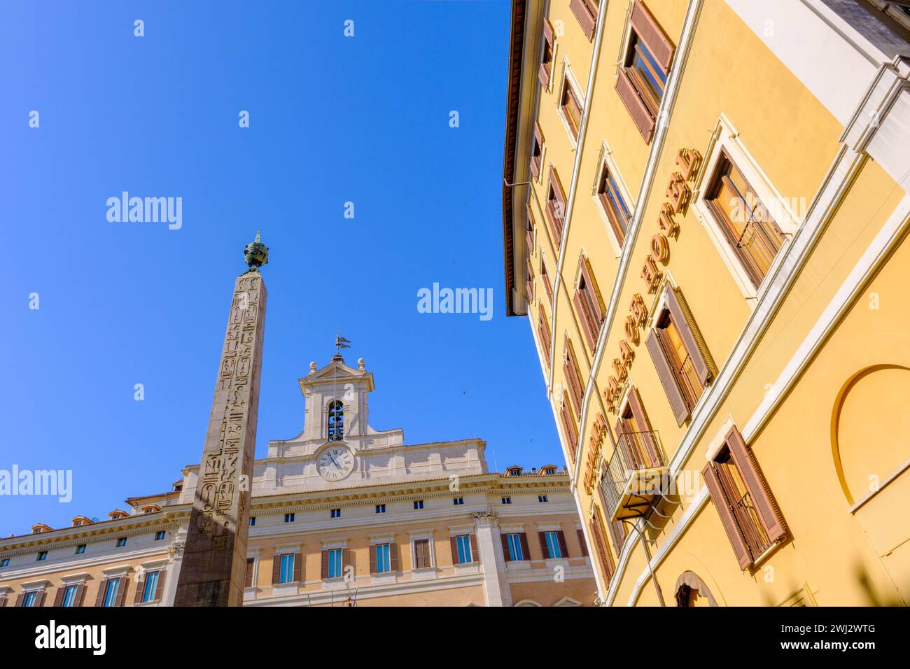 Rome, IT - 11 août 2023 : Palazzo Montecitorio et Obélisque de Montecitorio Banque D'Images