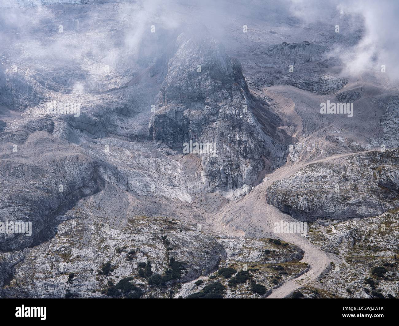 Vue rapprochée de la montagne Marmolada dans les Dolomites, en Italie, avec un paysage de glacier rocheux, de la brume et des paysages alpins spectaculaires de haute altitude Banque D'Images
