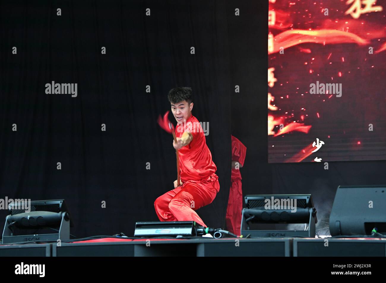 Trafalgar Square, Londres, Royaume-Uni, 11 février 2024 : le Kung Fu chinois préforme au nouvel an lunaire 2024 un spectacle spectaculaire cette année pour le nouvel an lunaire 2024, avec le CPC sponsorisant l'ensemble des représentations qui viennent de Pékin et Guangzhou. Le nouvel an lunaire est également connu sous le nom de nouvel an chinois ou Festival du printemps. La célébration chinoise à Londres a attiré des milliers de personnes. Découvrez les danses traditionnelles du dragon et du lion volant et des spectacles amusants de Chine, y compris l'opéra et les acrobaties de Pékin, les arts martiaux et la magie ancienne à Londres, au Royaume-Uni. Banque D'Images