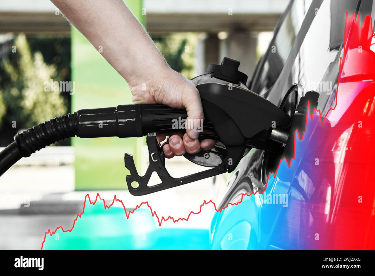 Main avec la buse de carburant et le graphique croissant montrant l'augmentation du prix de l'essence pendant la crise énergétique Banque D'Images