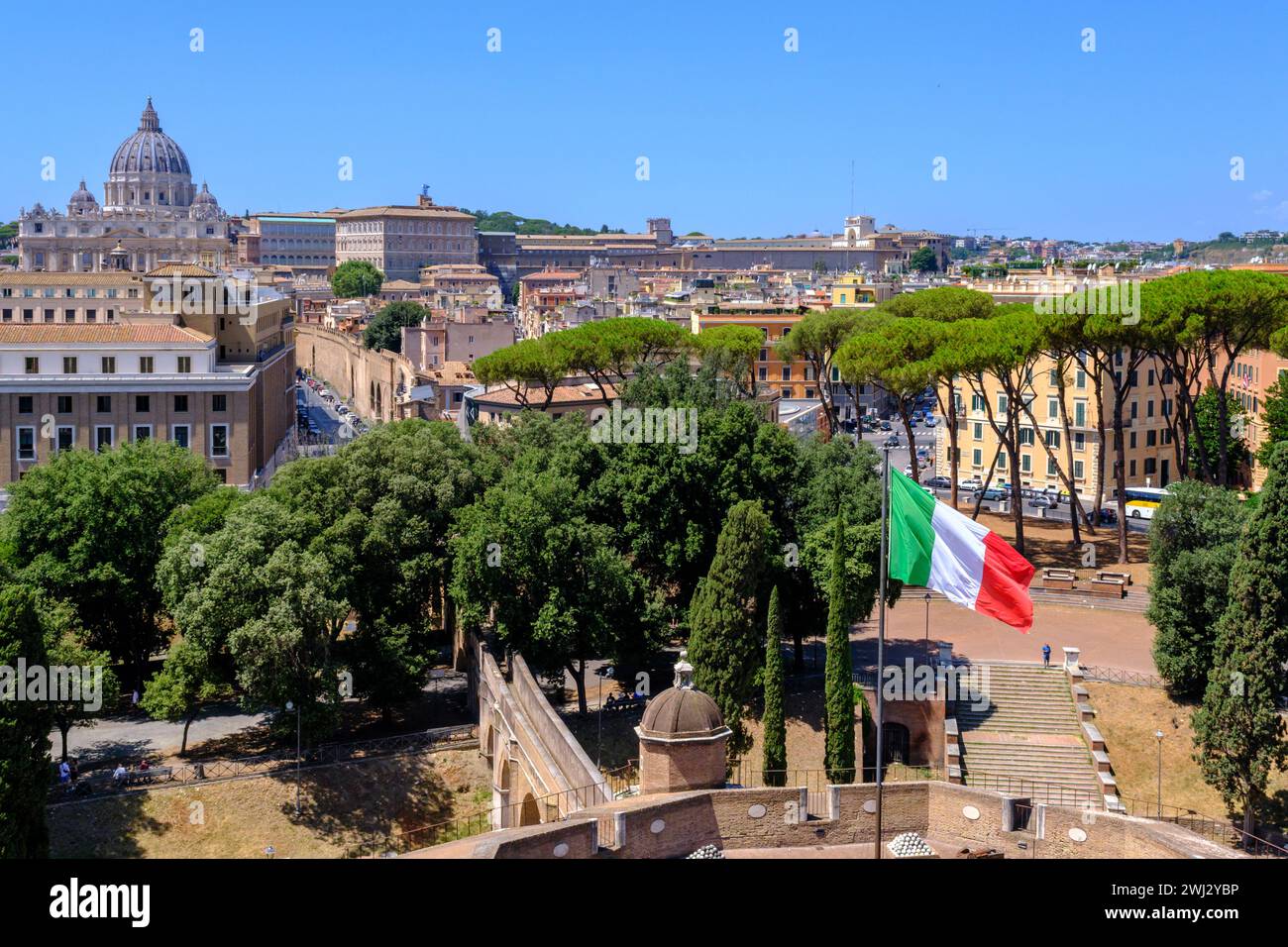 Rome, IT - 11 août 2023 : vue de dessus du Vatican et de la basilique Saint-Pierre Banque D'Images