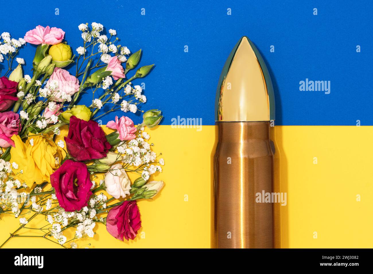 Pacifisme et mouvement de non-violence. Balle et bouquet de fleurs différentes et drapeau ukrainien. Banque D'Images
