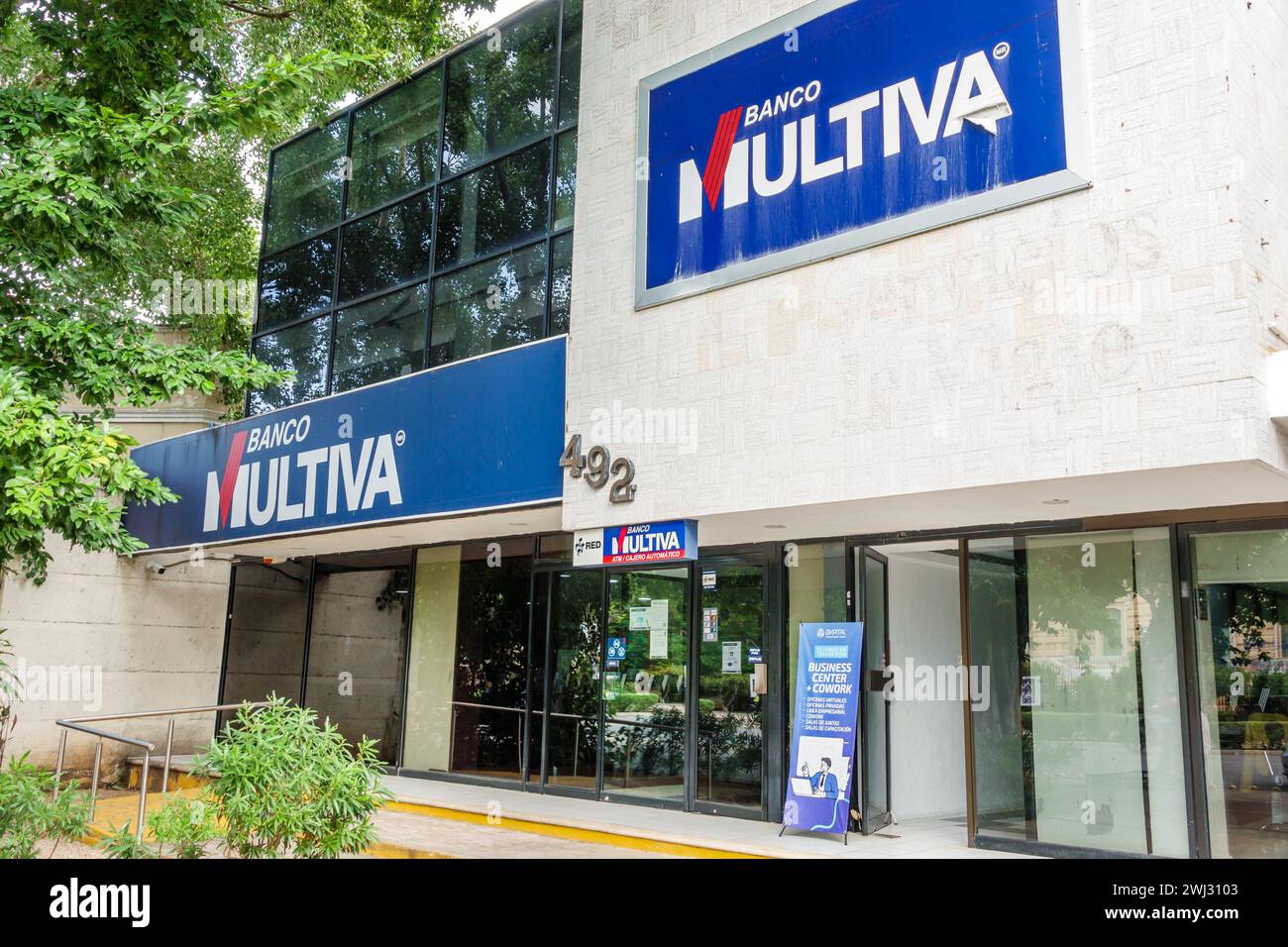 Merida Mexico, Merida Mexico, Zona Paseo Montejo Centro, banque de succursale Banco Multiva, entrée extérieure, panneau d'information, promotion a Banque D'Images