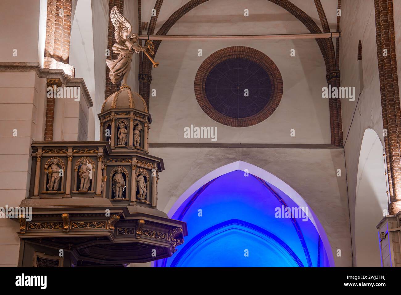 Chaire gothique, avec un ange, dans une église lettone pour le jour de l'indépendance. Banque D'Images