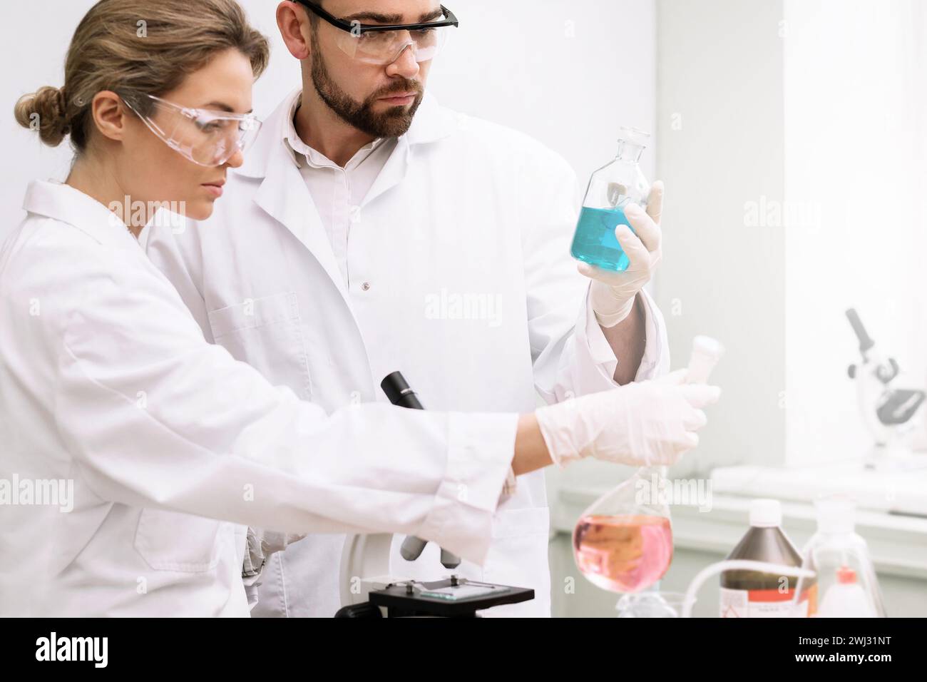 Deux étudiants travaillent en laboratoire pendant des travaux de recherche scientifique. Banque D'Images