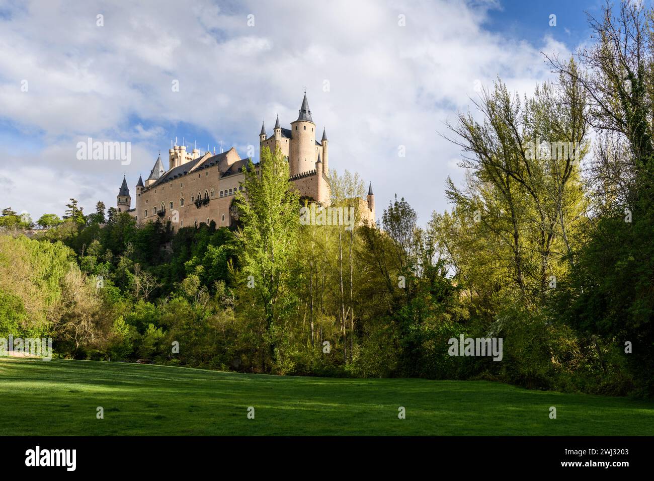 Photographie de l'impressionnant château de Ségovie depuis les jardins un jour de ciel bleu et de nuages, Espagne Banque D'Images