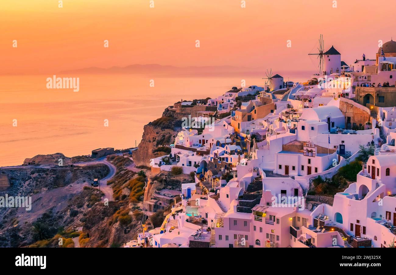Coucher de soleil à Oia Santorini Grèce pendant l'été avec maisons et églises blanchies à la chaux, île grecque Banque D'Images