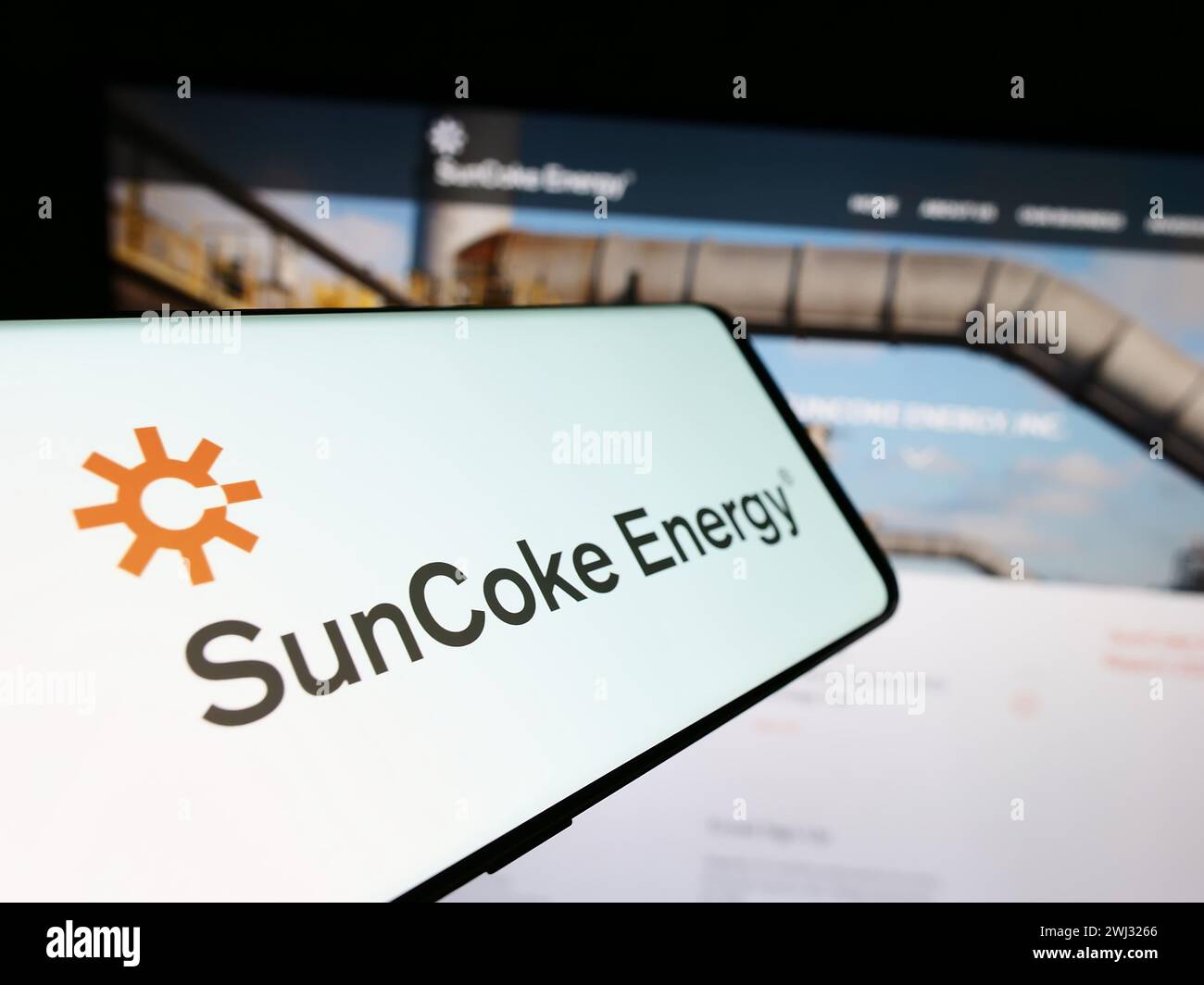 Téléphone portable avec le logo de la société américaine de production de coke SunCoke Energy Inc en face du site Web de l'entreprise. Concentrez-vous sur le centre de l'écran du téléphone. Banque D'Images