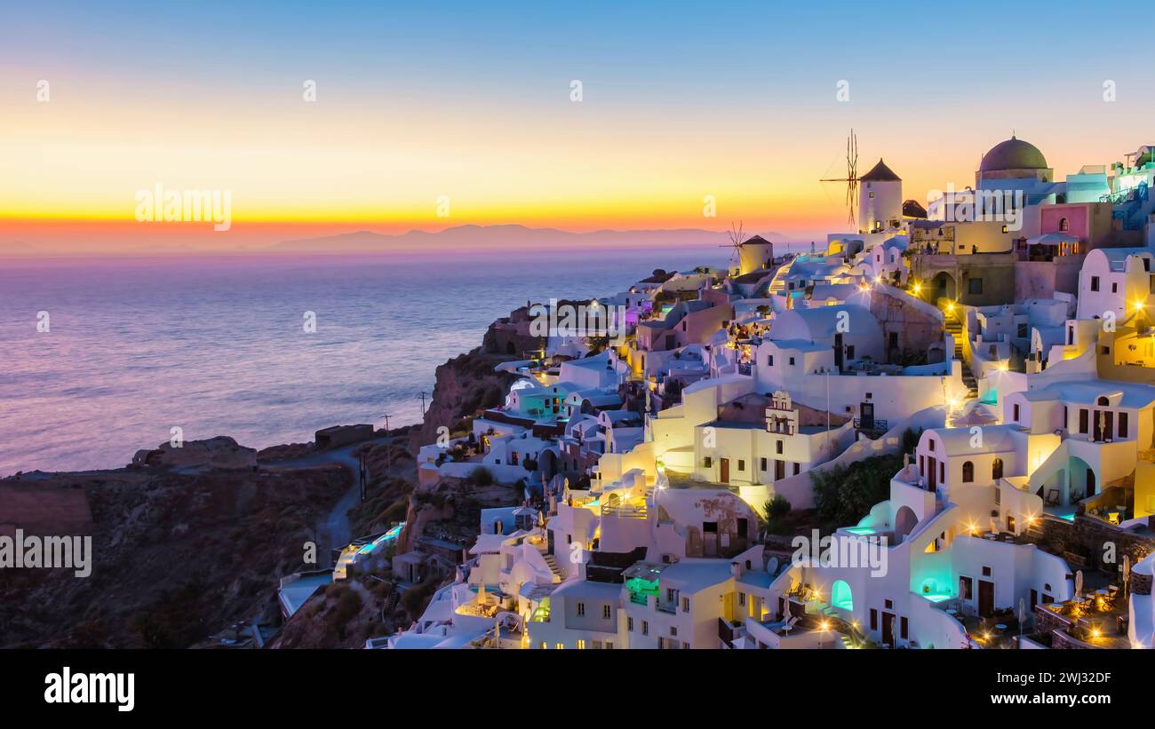 Coucher de soleil à Oia Santorini Grèce, village grec traditionnel Banque D'Images