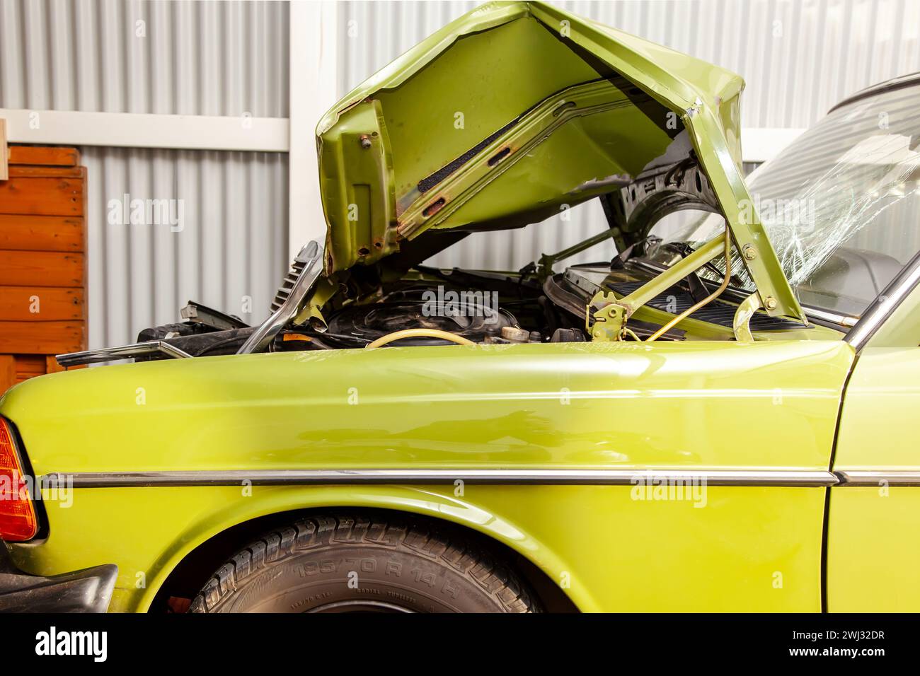 Accident, collision de voiture avec capot de voiture ouvert. Gros plan d'un accident de limosine, voiture oldtimer sid Banque D'Images