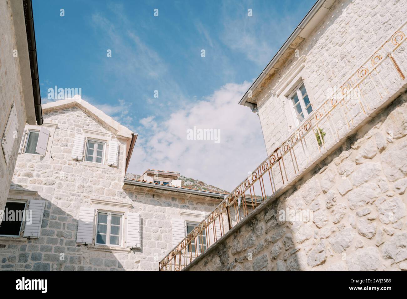 Anciennes maisons en pierre avec greniers contre un ciel bleu Banque D'Images