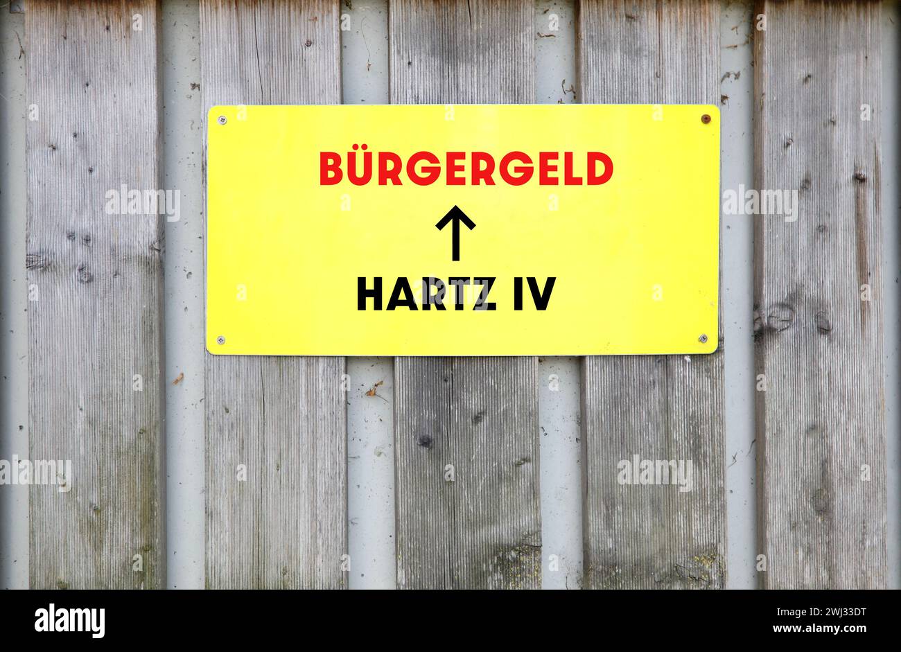 Signe flèche texte Hartz IV à Buergergeld. Mots sur fond de bois. changements pour les chômeurs Banque D'Images