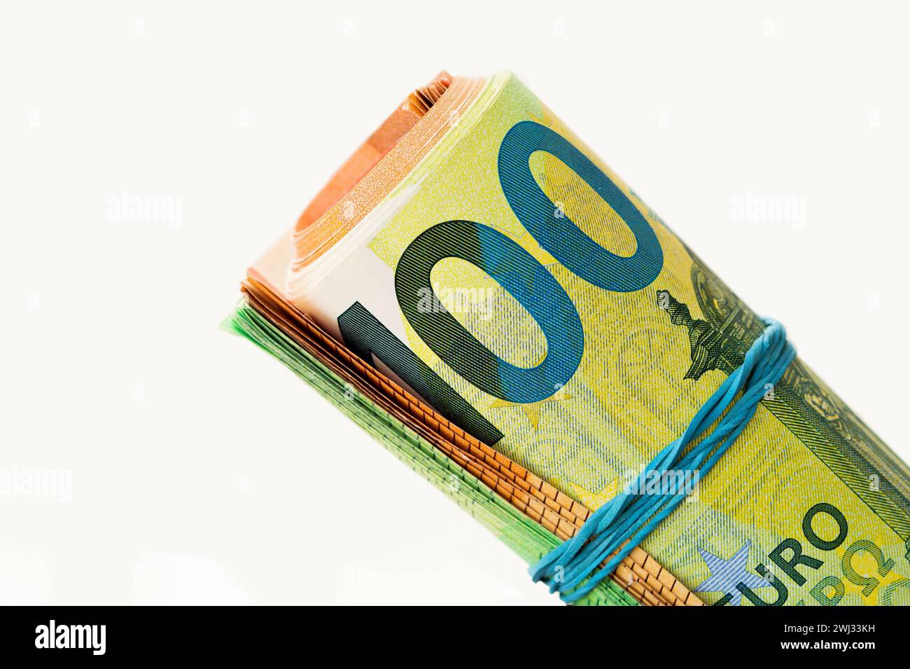 Rouleau d'argent Euro isolé sur le fond blanc. Billets de 100 et 50 euros tordus en tube et attachés w Banque D'Images