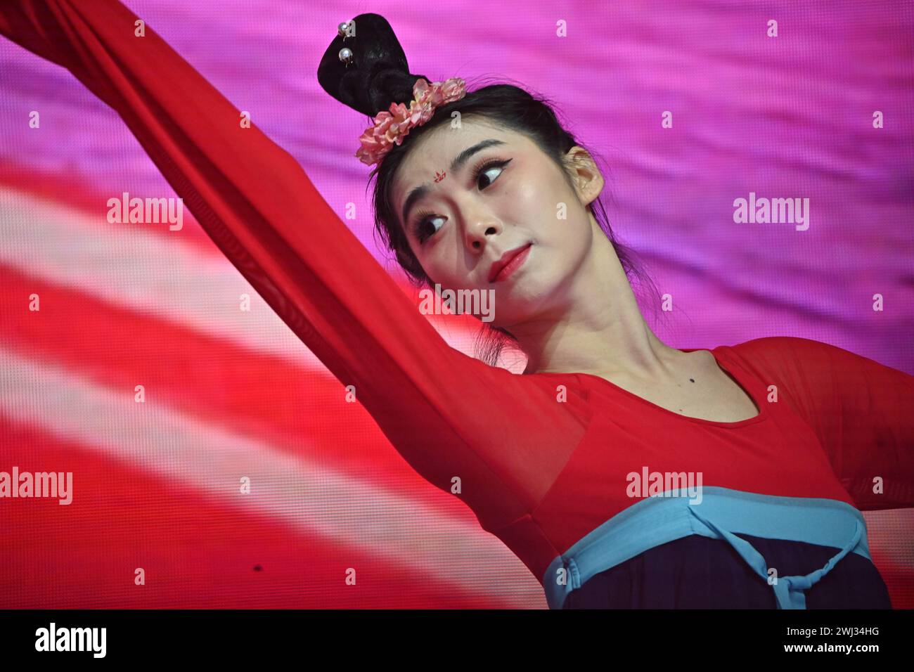 Trafalgar Square, Londres, Royaume-Uni, 11 février 2024 : préformes de danse chinoise au nouvel an lunaire 2024 un spectacle spectaculaire cette année pour le nouvel an lunaire 2024, avec le CPC sponsorisant l'ensemble des spectacles qui viennent de Pékin et Guangzhou. Le nouvel an lunaire est également connu sous le nom de nouvel an chinois ou Festival du printemps. La célébration chinoise à Londres a attiré des milliers de personnes. Découvrez les danses traditionnelles du dragon et du lion volant et des spectacles amusants de Chine, y compris l'opéra et les acrobaties de Pékin, les arts martiaux et la magie ancienne à Londres, au Royaume-Uni. Banque D'Images