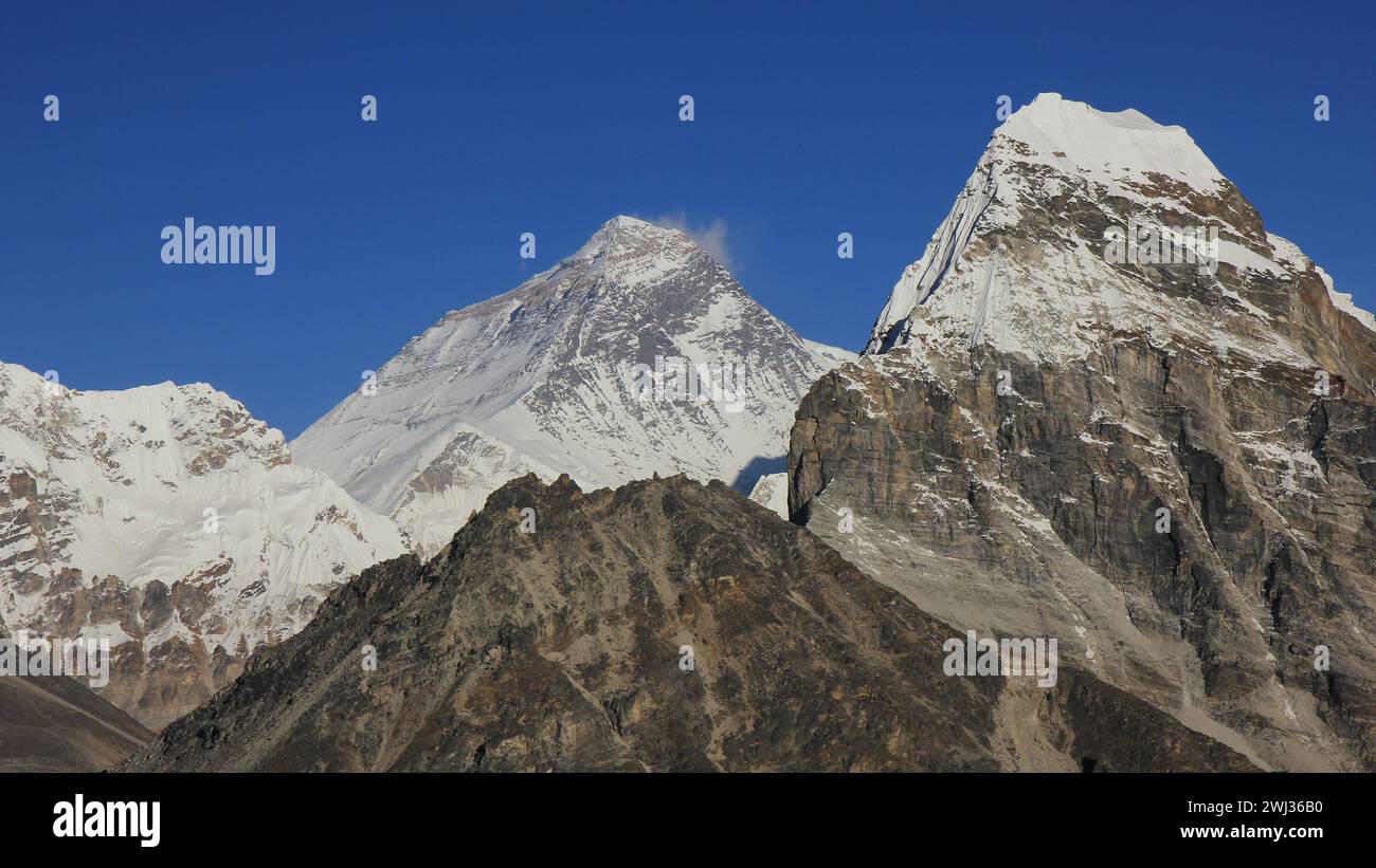 Bleu ciel bleu au-dessus du mont Everest, Népal. Banque D'Images