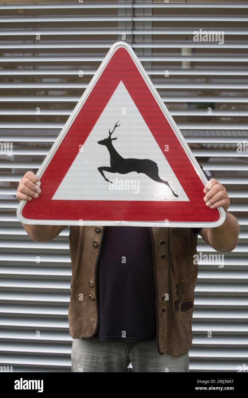 Attention à la circulation ou au panneau routier de passage d'animaux Banque D'Images