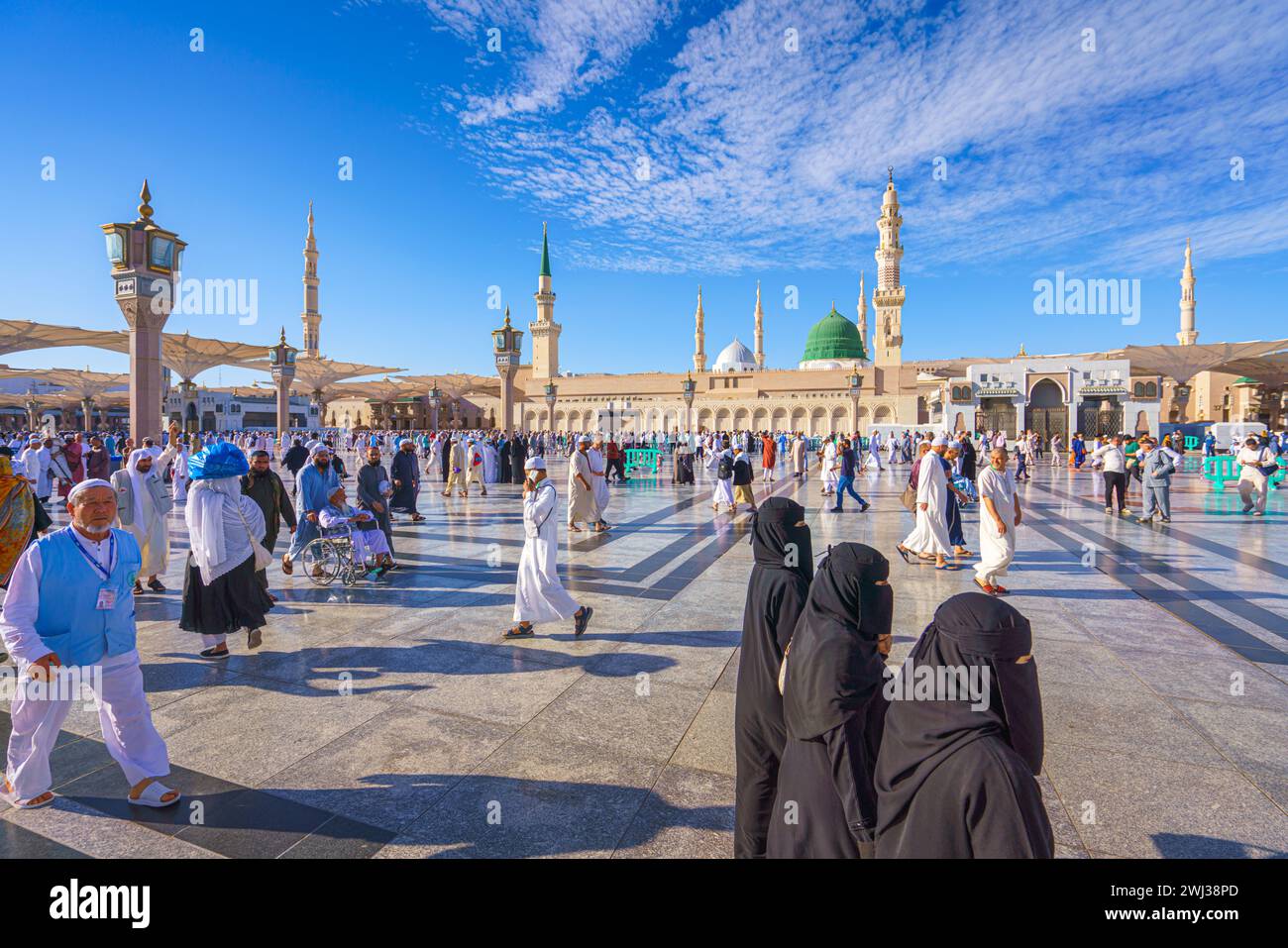 Al-Madinah al-Munawwarah - 09 mars 2023, les pèlerins traversent la mosquée principale du prophète Muhammad Al-Masjid an-Nabawi, Médine, Arabie saoudite Banque D'Images