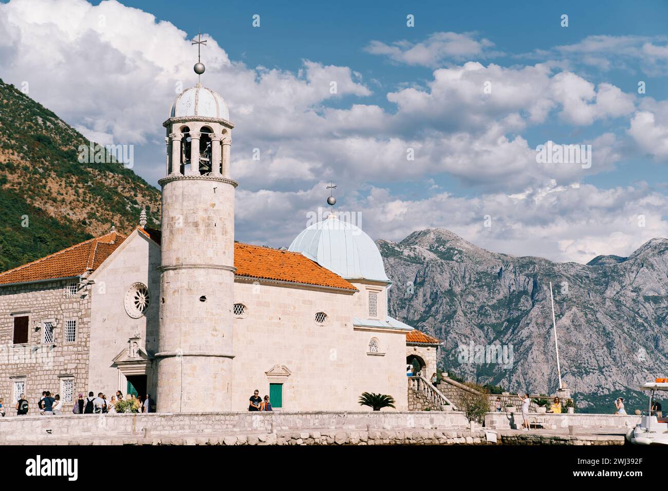 Les touristes se tiennent à l'église notre-Dame des rochers sur une île dans la baie de Kotor. Monténégro Banque D'Images