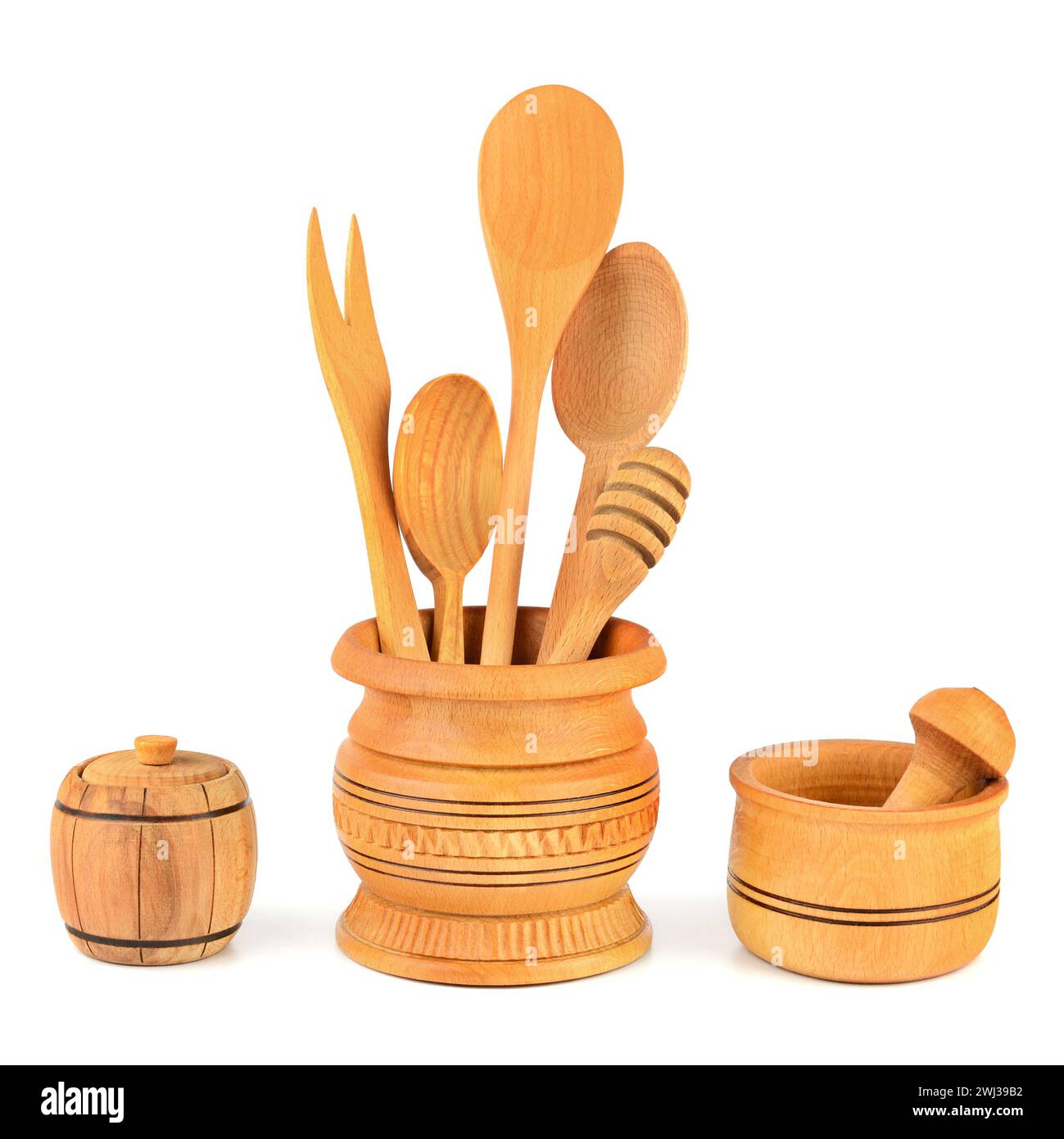 Ustensiles de cuisine en bois (cuillère, fourchette, pilon, mortier) isolés sur fond blanc. Banque D'Images