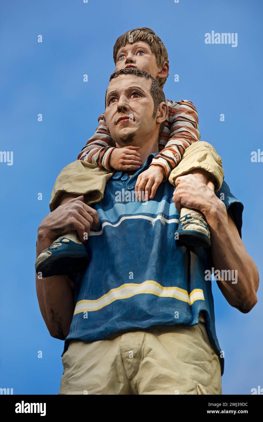 Sculpture réaliste du Saint Père et fils sur une colonne de tonneau d'ascenseur, Duesseldorf, Allemagne, Europe Banque D'Images