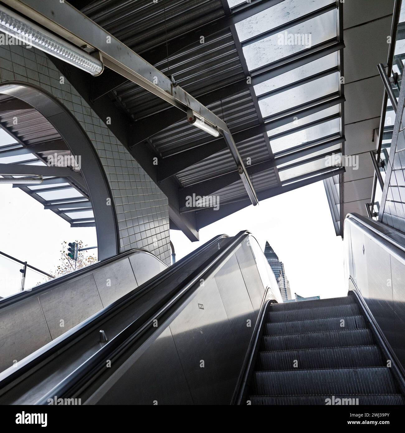 Escalator à la station de métro Bockenheimer Warte, Francfort-sur-le-main, Hesse, Allemagne, Europe Banque D'Images
