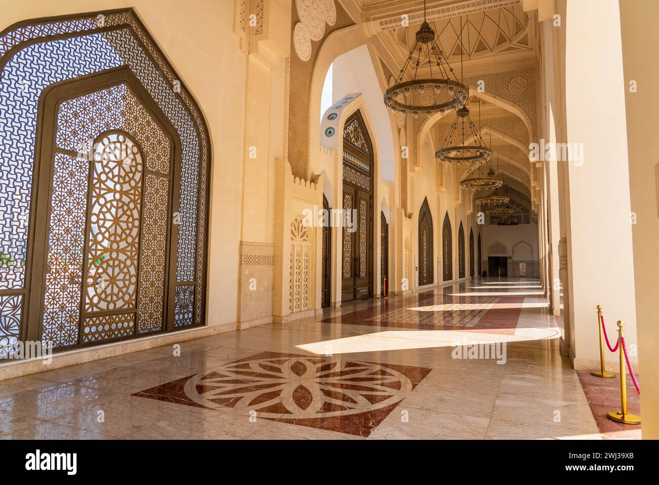 doha, qatar- 02 février 2024 : lumière du soleil venant à travers le vitrail coloré d'une mosquée. Banque D'Images