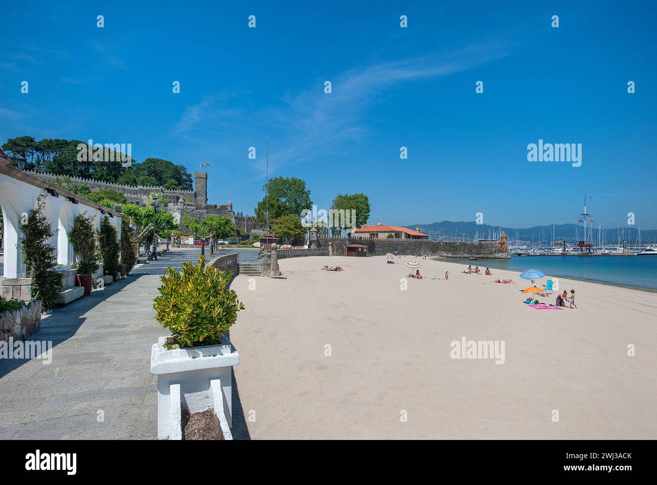 Praia da Ribeira avec Parador, Baiona, Galice, Espagne Banque D'Images