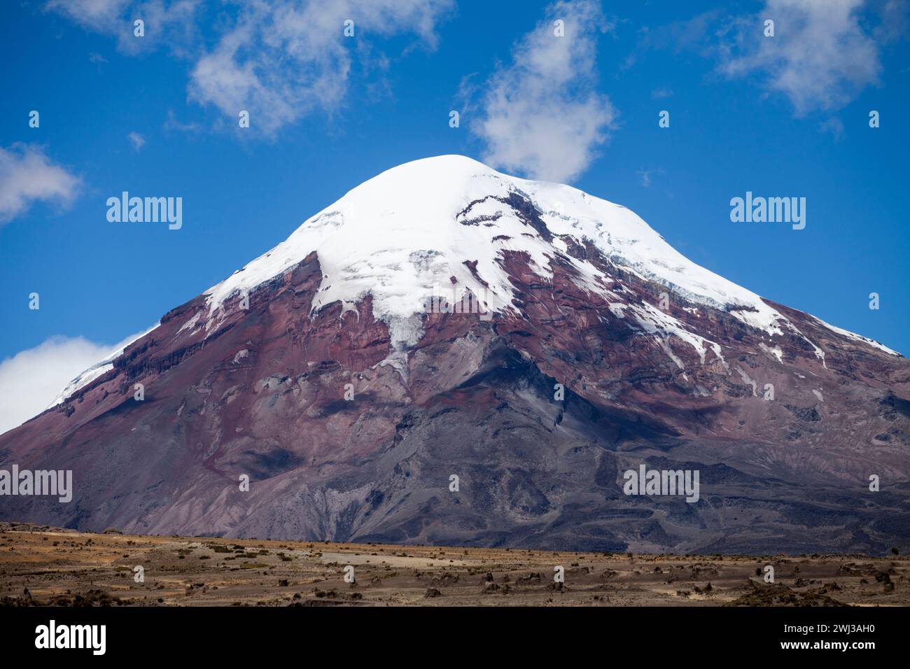 Une montagne enneigée sur la route du village à la région éloignée Banque D'Images