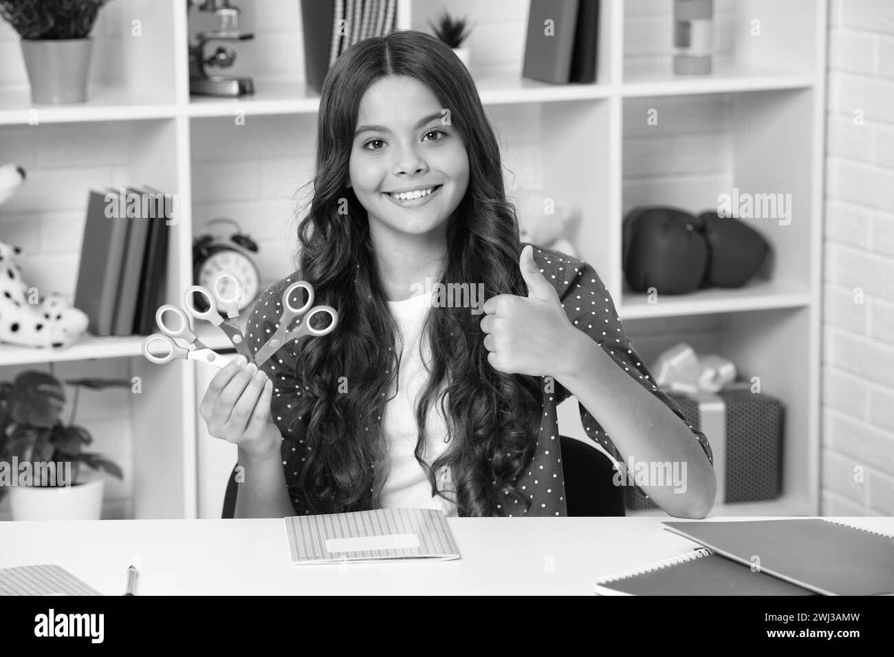 Fille d'école de l'adolescence avec des ciseaux. Idées de bricolage pour les enfants. Amour et art de l'enfant concept de passe-temps. Bonne écolière, émotions positives et souriantes. Banque D'Images