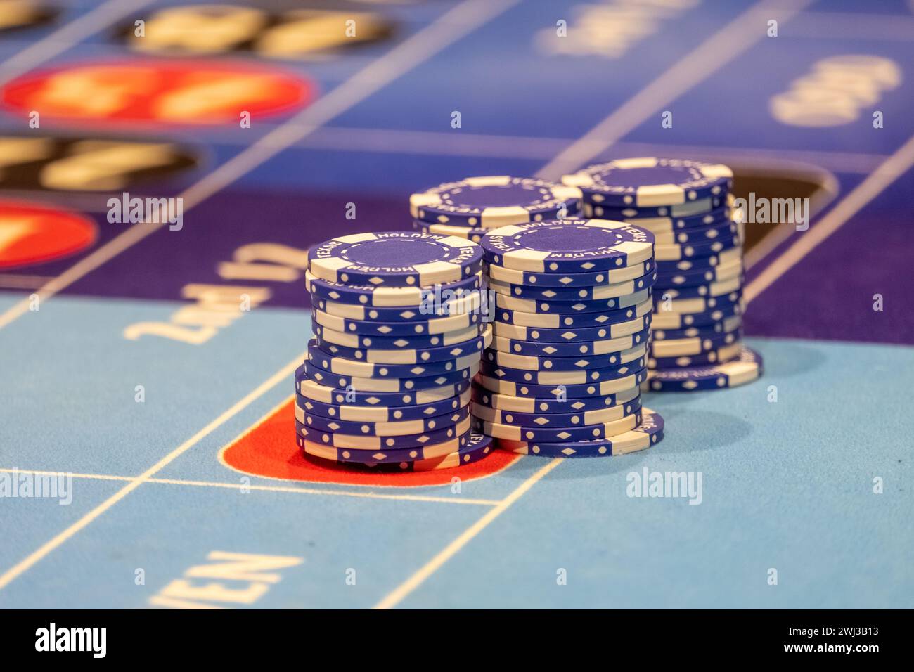 Mises empilées : jetons de poker sur la table Banque D'Images