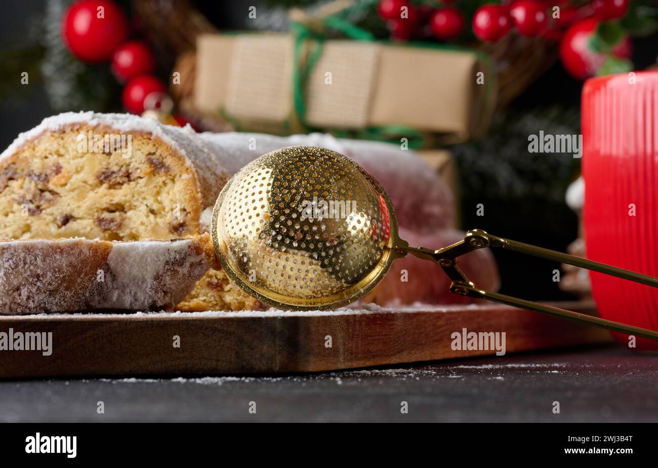 Pâtisseries de Noël en stollen saupoudré de sucre en poudre sur la table, dessert festif Banque D'Images