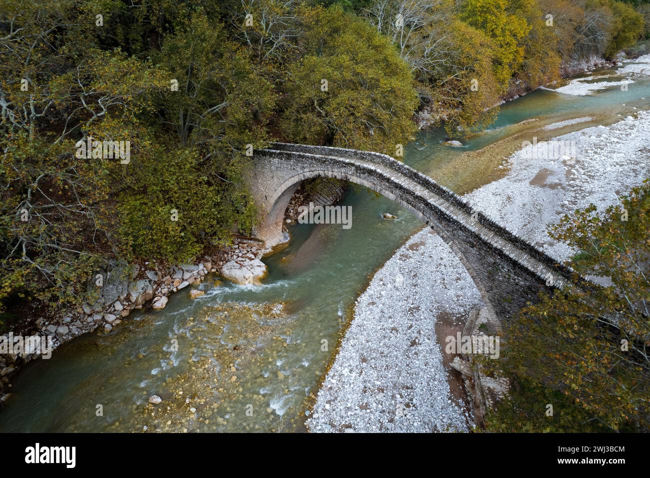 Drone aérien d'un ancien pont voûté, lapidé, sur la rivière Portaikos en automne. Trikalla pyli village Thessalie Grèce Banque D'Images