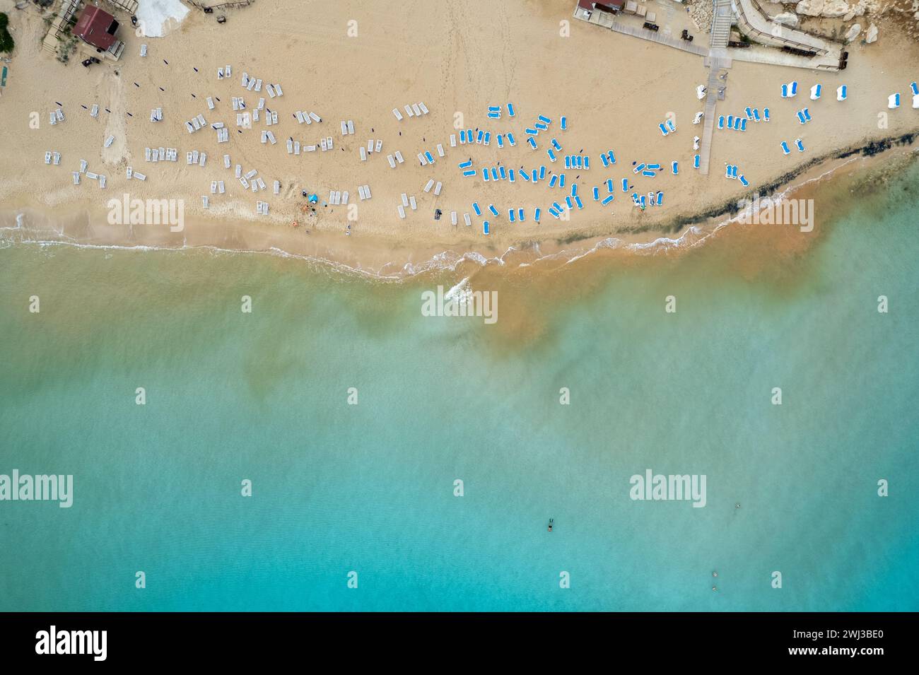 Drone aérien de plage sablonneuse plage tropicale. Vacances d'été vacances dans la mer. Banque D'Images