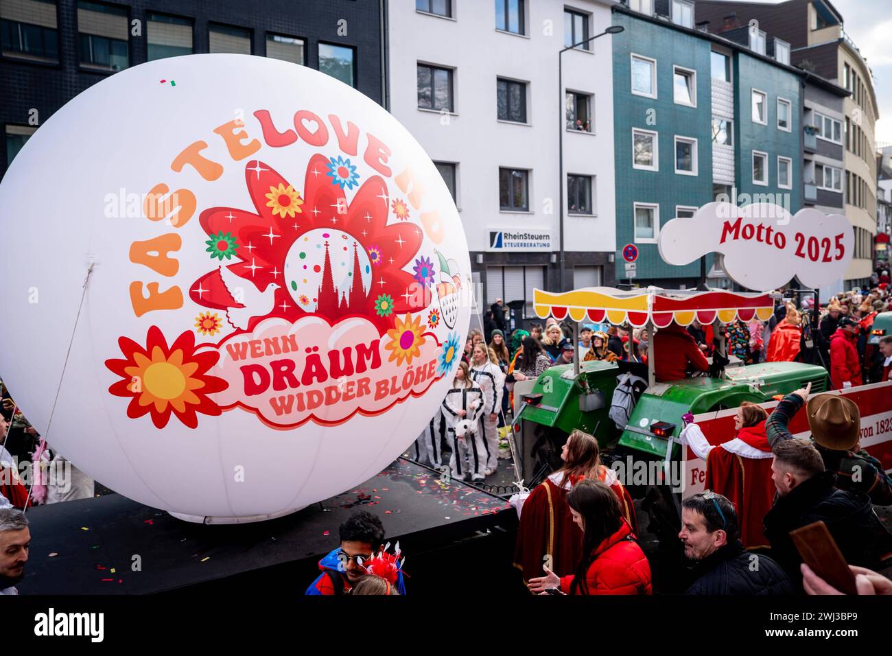 Koelner Rosenmontagszuges 2024 Mottowagen am Rosenmontagszug mit der Vorstellung des motto fuer