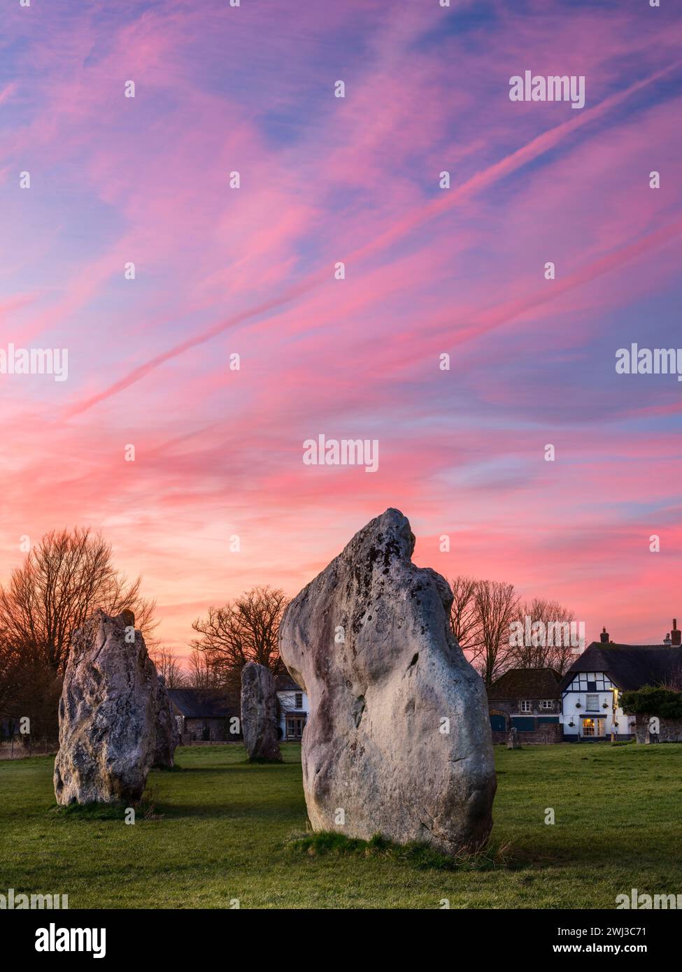Lundi 12 février 2024 - Un beau ciel à la fin de la journée au-dessus de l'ancien cercle de pierre mégalithique à Avebury, Wiltshire. Crédit : Terry Mathews/Alamy Live News Banque D'Images