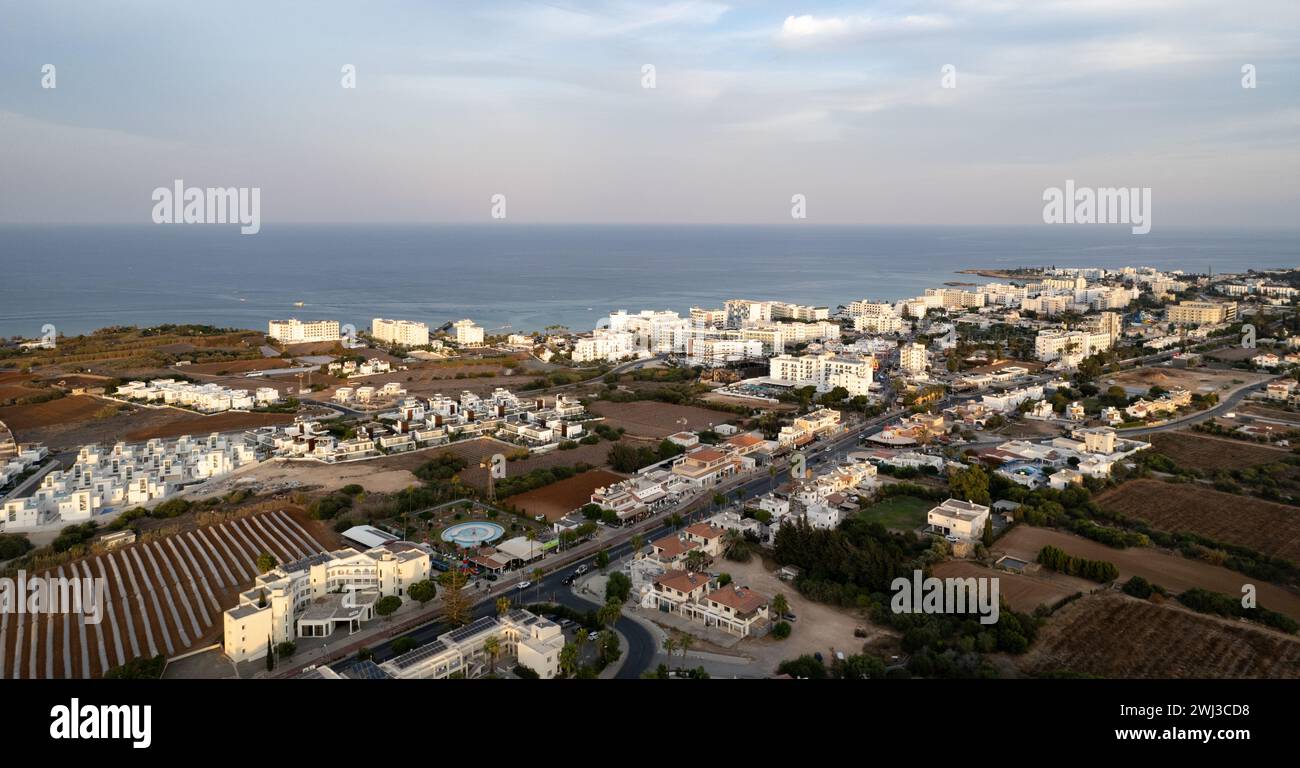 Drone vue aérienne de dessus de la ville de villégiature. Protaras ville chypre. Lieu de vacances d'été Banque D'Images