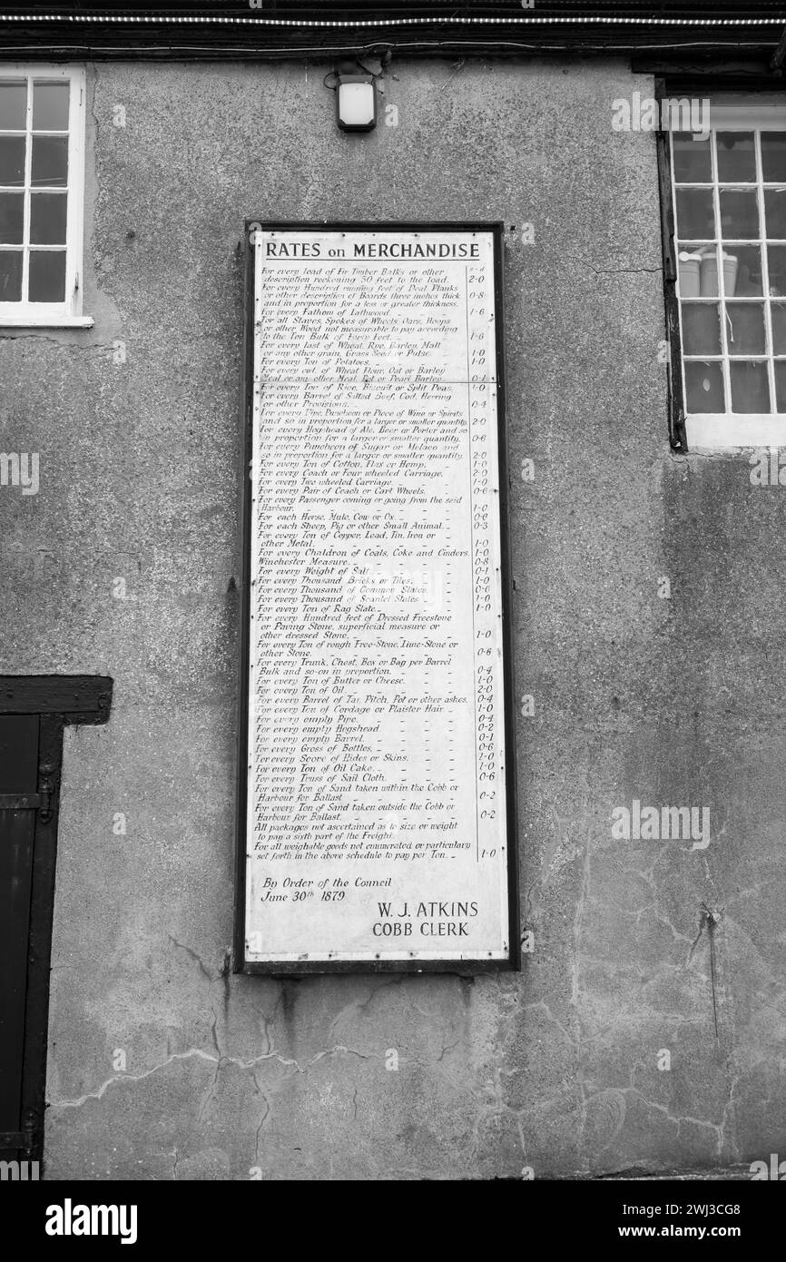 Le panneau altéré de 1879 montrant les taux de taxe sur les marchandises à Lyme regis dans le Dorset Banque D'Images