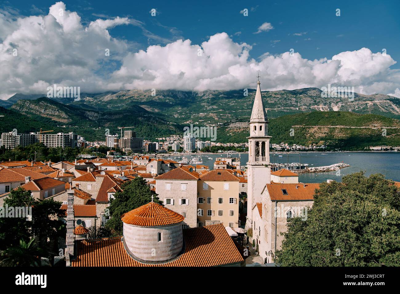 Église de la Sainte Trinité près de St. Cathédrale John parmi les vieilles maisons aux toits rouges. Budva, Monténégro Banque D'Images