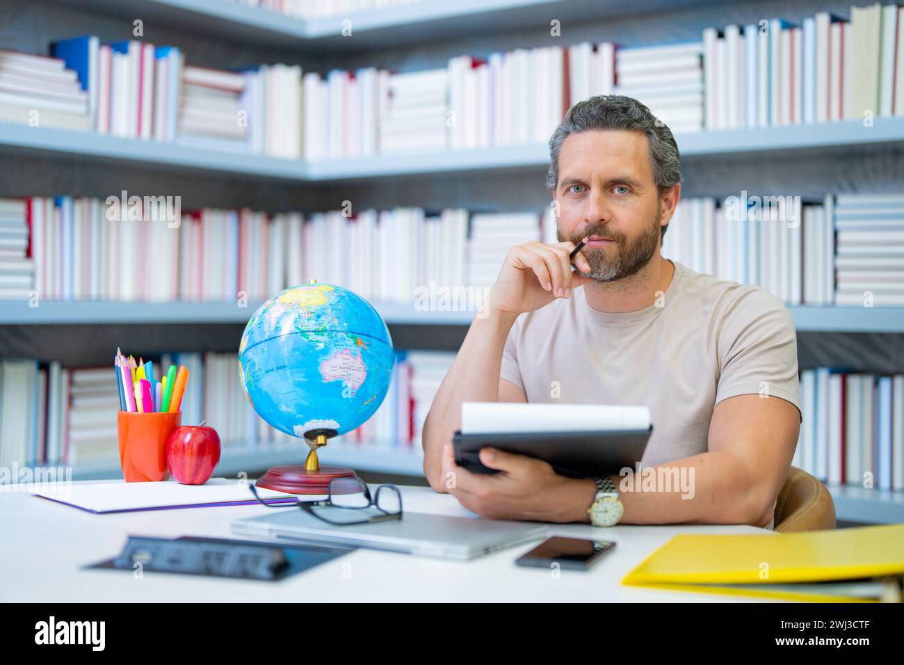 Professeur tuteur en classe scolaire. Connaissances, éducation. Homme avec livre enseignement leçon en classe. Examen universitaire. Étudier enseigner à l'université. Éducateur Banque D'Images