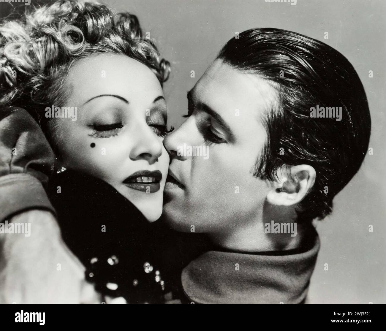 Marlene Dietrich et James Stewart dans Destry rides Again (Universal, 1939) photo publicitaire Banque D'Images