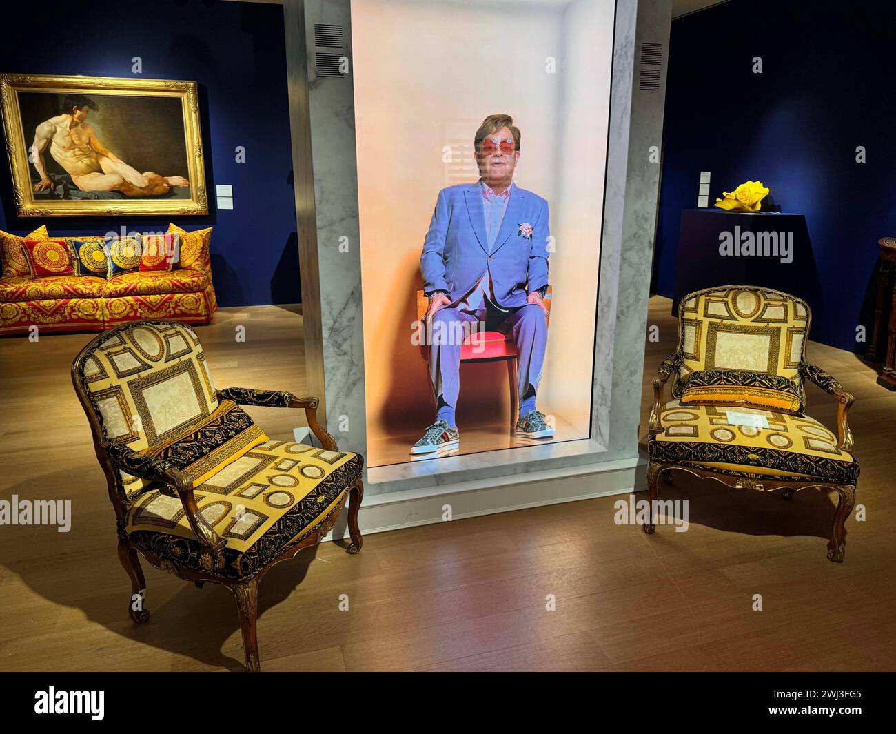 New York, New York, États-Unis. 12 février 2024. Un écran vidéo d'Elton John avec des objets de la vente aux enchères pour ''˜The Collection of Sir Elton John : Goodbye Peachtree Road' tenue au Christie's Rockefeller Center. Les objets proviennent de l'ancienne maison d'Elton à Atlanta. (Crédit image : © Nancy Kaszerman/ZUMA Press Wire) USAGE ÉDITORIAL SEULEMENT! Non destiné à UN USAGE commercial ! Banque D'Images