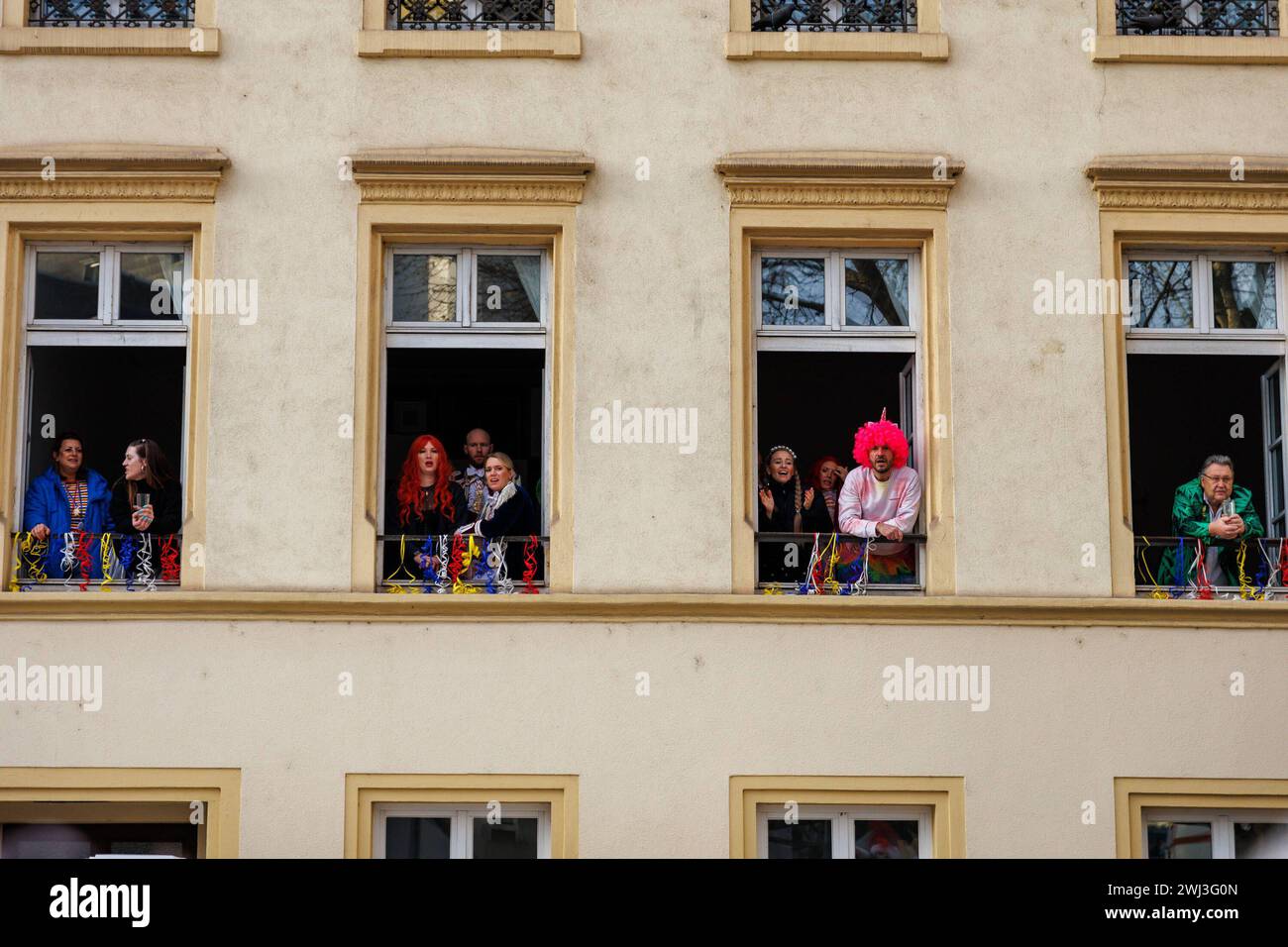 Rosenmontagsumzug Mainz 2024, 12.02.2024 Die Narren genießen den Rosenmontagsumzug vom Balkon aus Impressionen vom Mainzer Rosenmontagsumzug, 12.02.2024 Mainz Innenstadt Rheinland-Pfalz Deutschland *** Rose Monday parade Mainz 2024, 12 02 2024 les fous apprécient le Rose Monday parade du balcon impressions du Mayence Rose Monday Parade, 12 02 2024 Mainz centre-ville Rhénanie-Palatinat Allemagne Copyright : xBEAUTIFULxSPORTS/Hahnex Banque D'Images